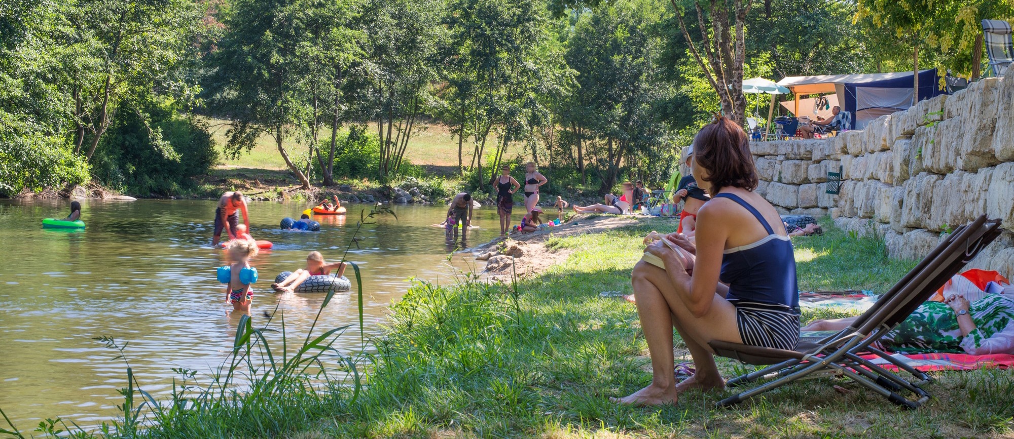 Camping Salendrinque : rivière au bord du camping