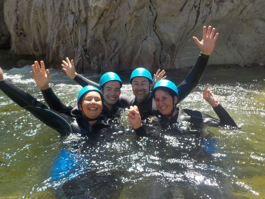 Groupe de campeurs faisant du canyoning proche du camping la Salendrinque dans les Cévennes