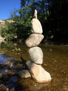 Camping Salendrinque : sculpture dans la rivière dans le Gard