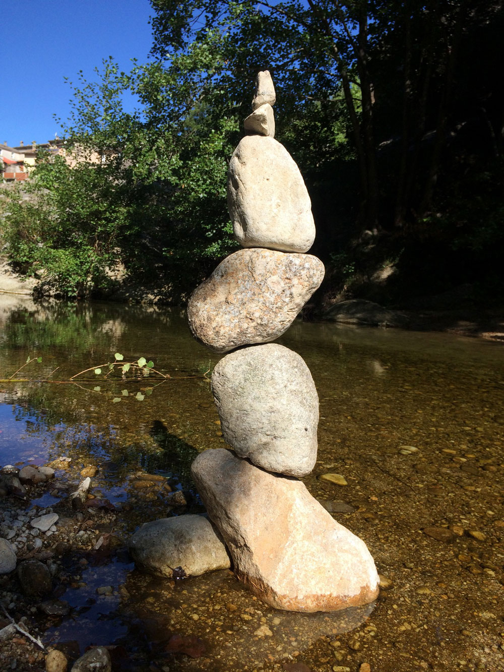 Sculpture de pierre dans la rivière - Camping dans les Cévennes la Salendrinque
