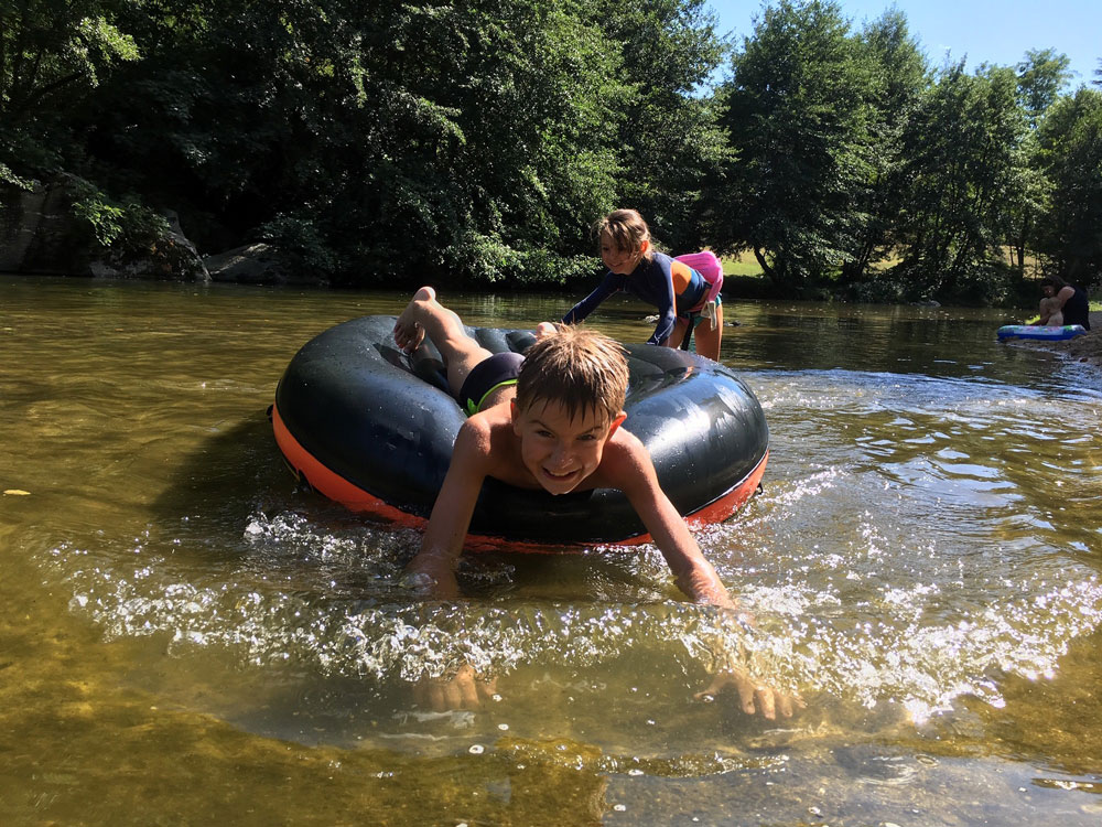 Enfant en vacances dans le camping la Salendrinque dans les Cévennes