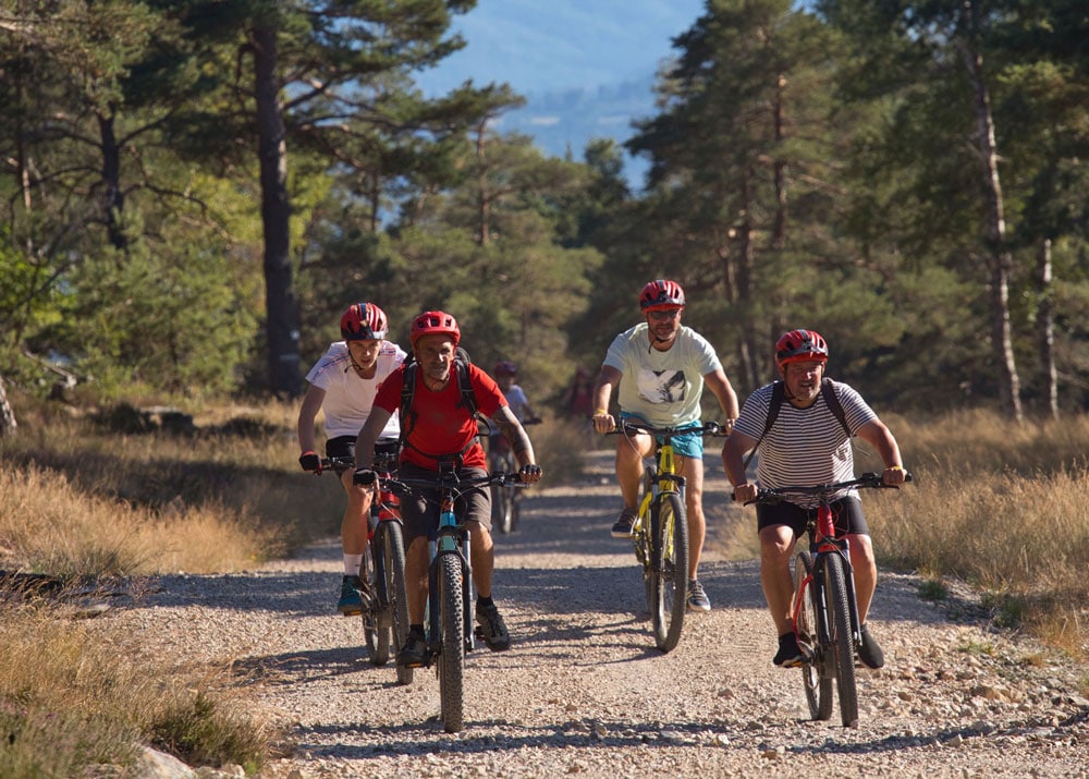 Vacanciers séjournant au camping dans les Cévennes sur un sentier VTT proche du camping