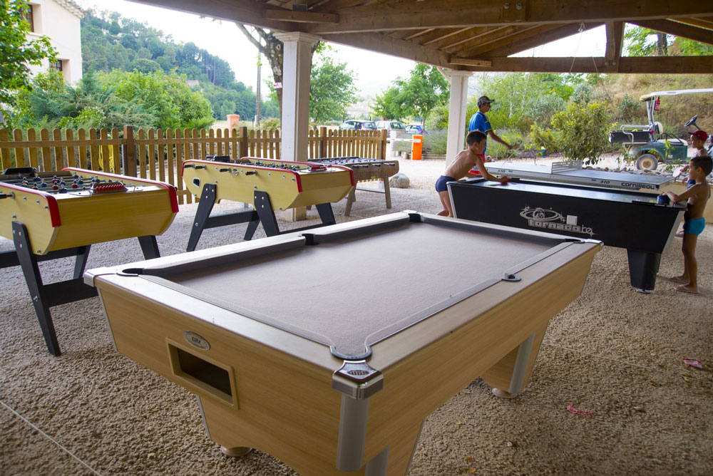 Table de billard, babyfoots, palet disponibles pour les campeurs au camping dans les Cévennes la Salendrinque