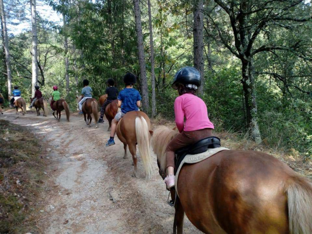 Vacanciers en balade à dos de poney